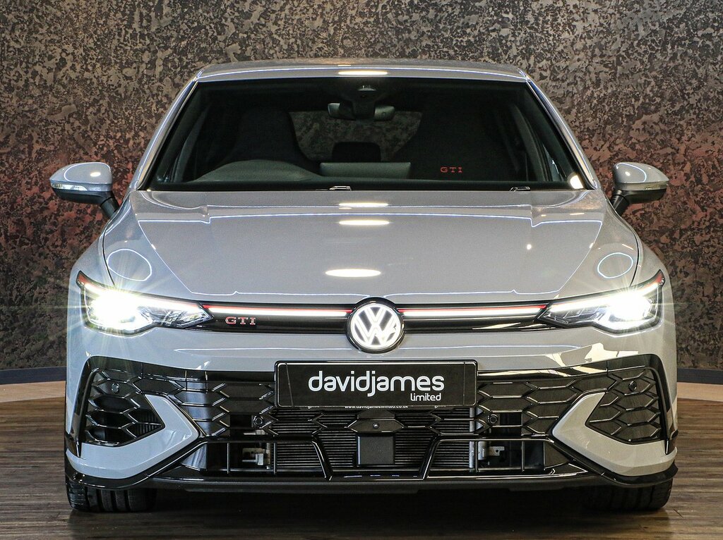 Volkswagen Golf Black Edition White #4