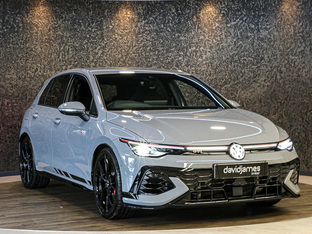 Volkswagen Golf Black Edition White #11