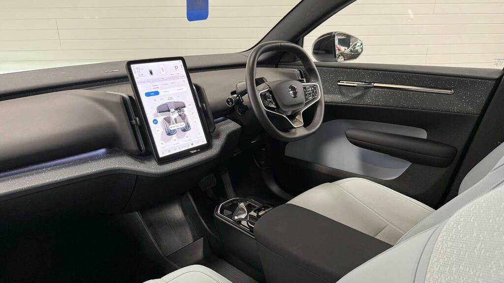 Volvo EX30 Single Motor Extended Range Ultra Sunroof, Harman  #50