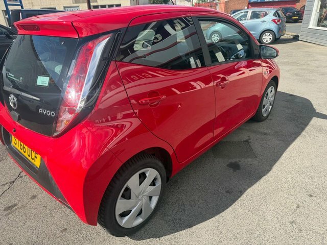 Toyota Aygo 1.0 Vvt-i X-play Hatchback Euro Red #2