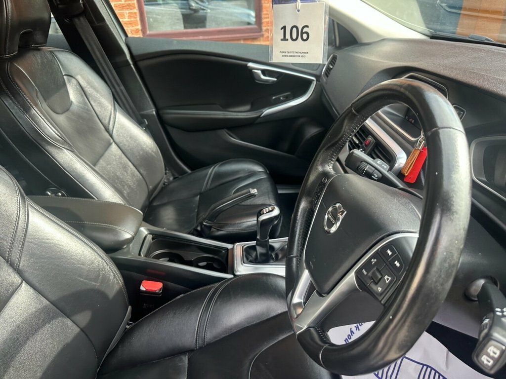 Volvo V40 Momentum Blue #20