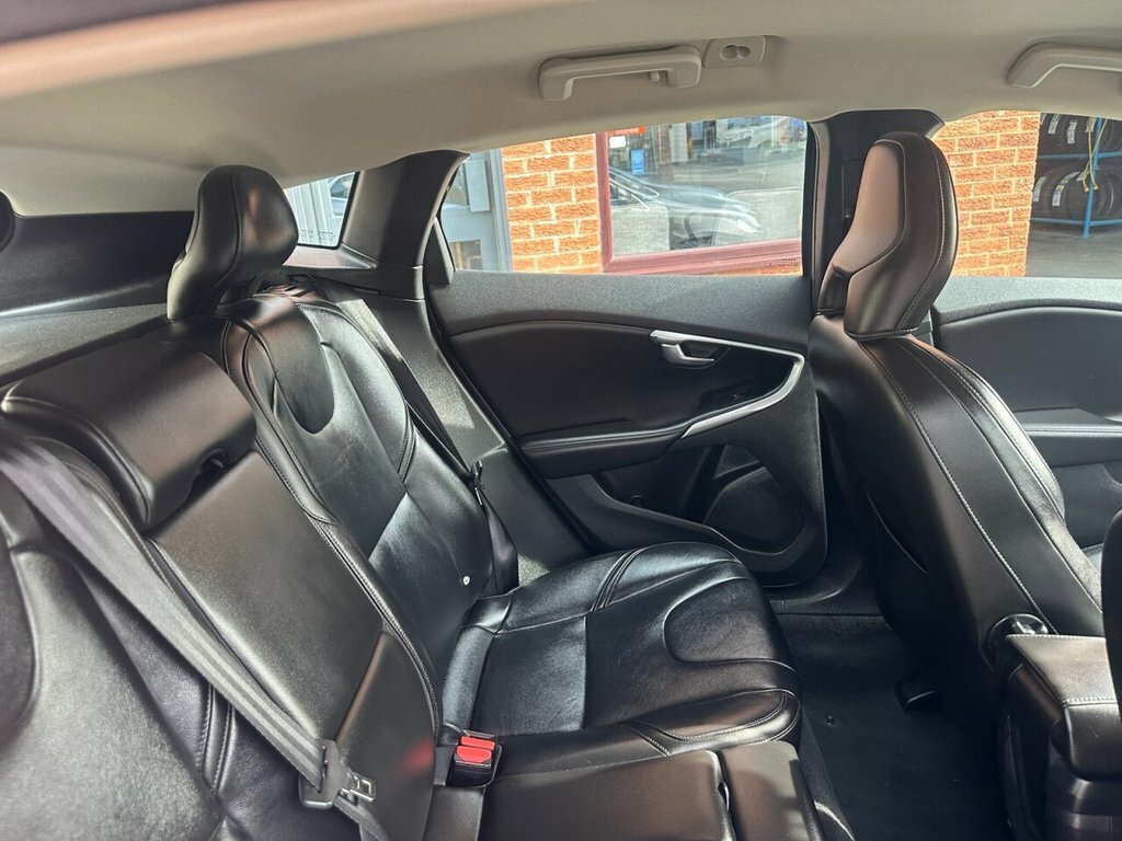Volvo V40 Momentum Blue #16