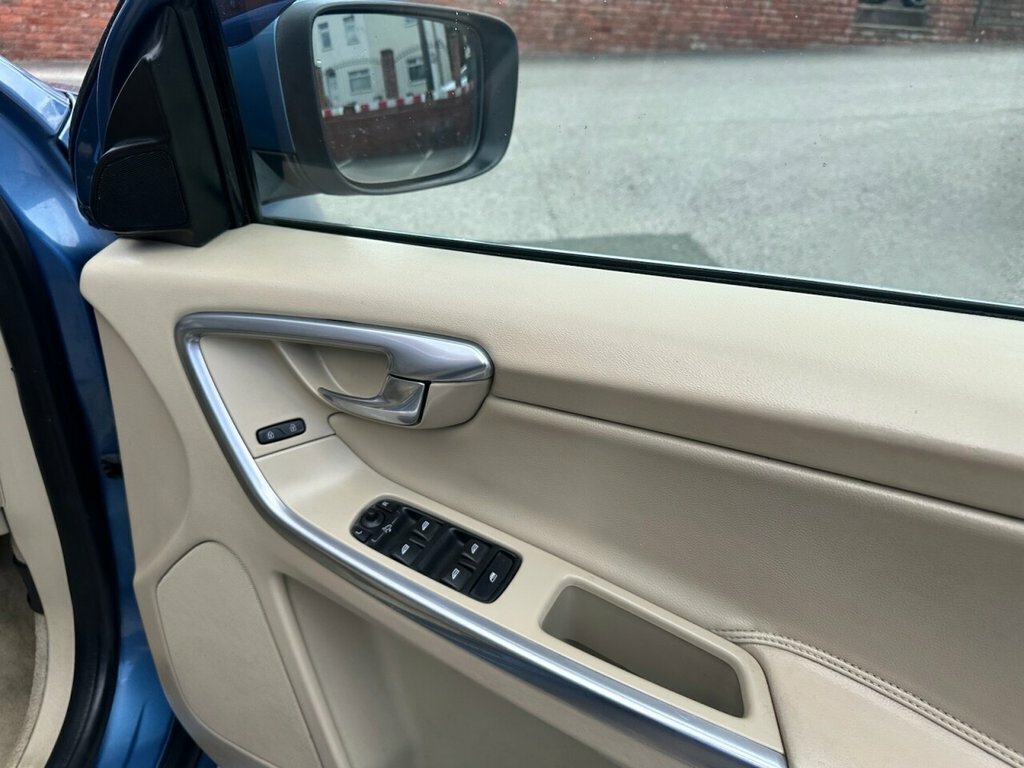 Volvo XC60 2.4L R-design Nav Grey #32