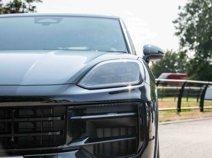 Porsche Cayenne Hybrid Black #63