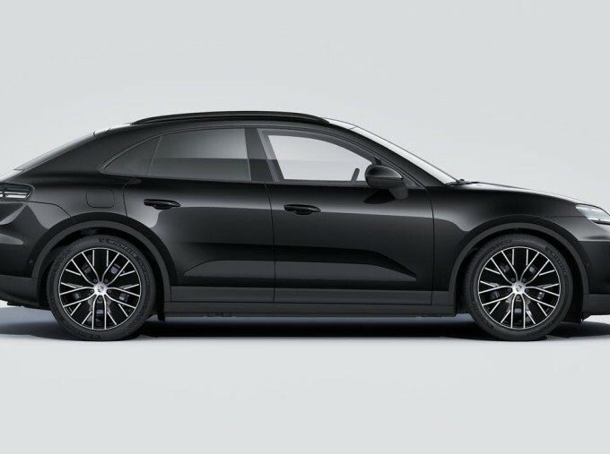 Porsche Macan 100Kwh 5-Door Black #6