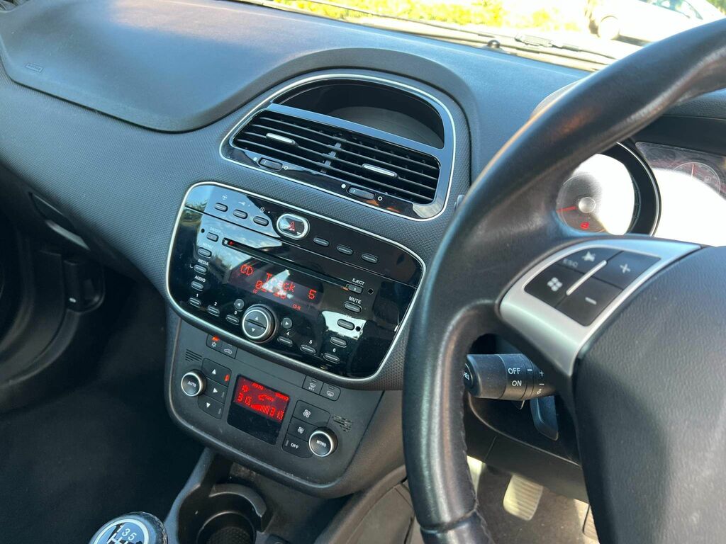 Fiat Punto Hatchback White #31