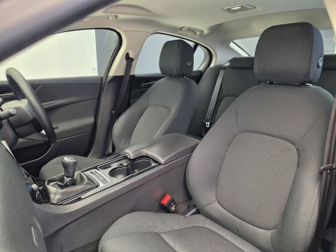 Jaguar XE 2.0 Xe Se VO17UBN Silver #2