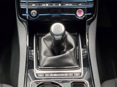 Jaguar XE 2.0 Xe Se VO17UBN Silver #4