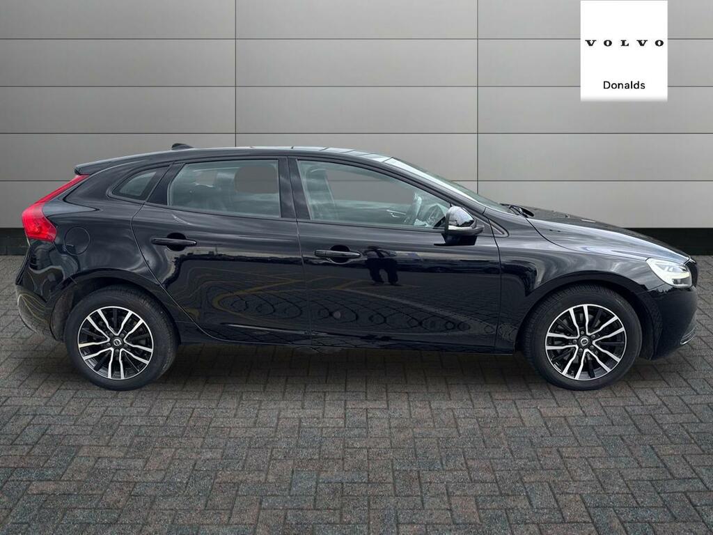 Volvo V40 T2 Momentum Black #2