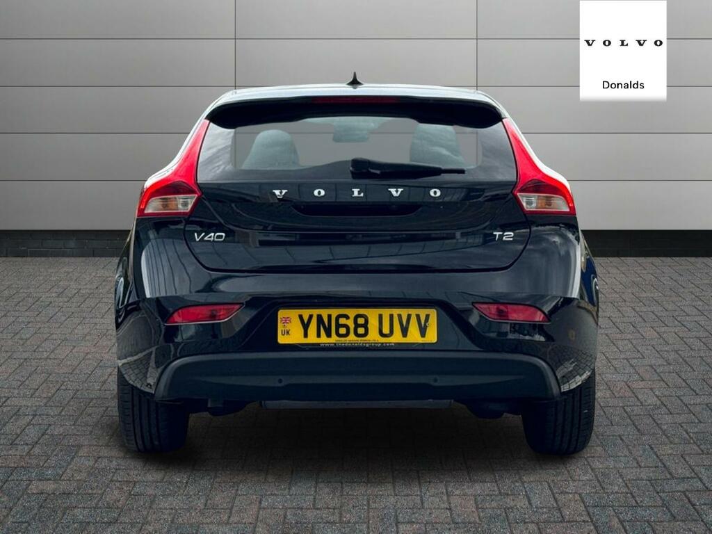 Volvo V40 T2 Momentum Black #4
