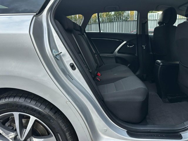 Toyota Avensis 2.0 D4d Active Silver #37