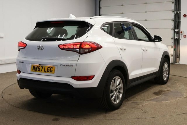 Hyundai Tucson 1.7 Crdi Blue Drive Se Nav Suv E White #3
