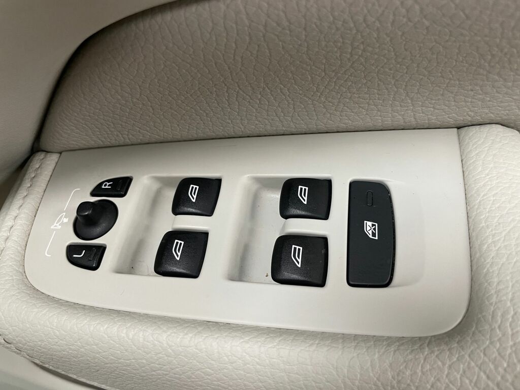 Volvo XC60  Silver #42