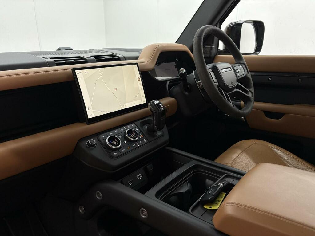 Land Rover Defender 90 D250 X-dynamic Se White #38