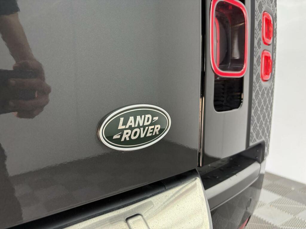 Land Rover Defender 90 D250 X-dynamic Se White #23