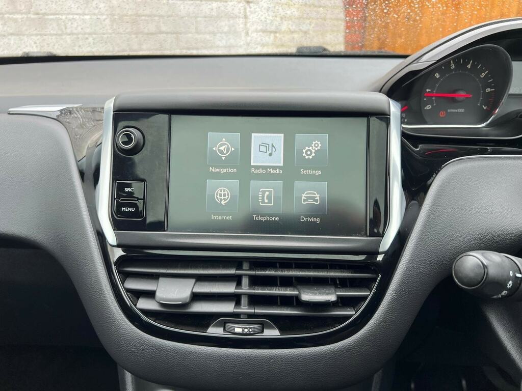Peugeot 208 Access White #18