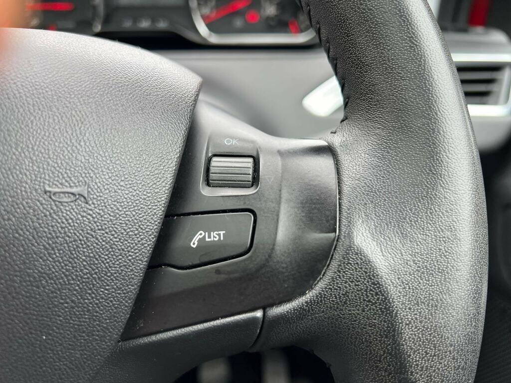 Peugeot 208 Access White #15