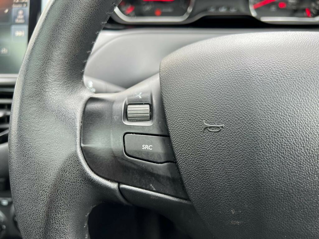 Peugeot 208 Access White #16