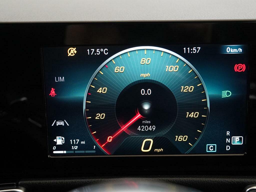 Mercedes-Benz GLB Class Glb 200 Amg Line White #4