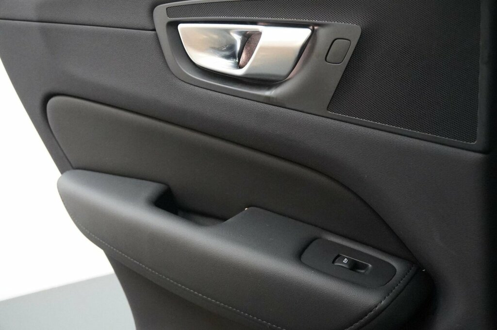 Volvo XC60 Ultimate Black #21