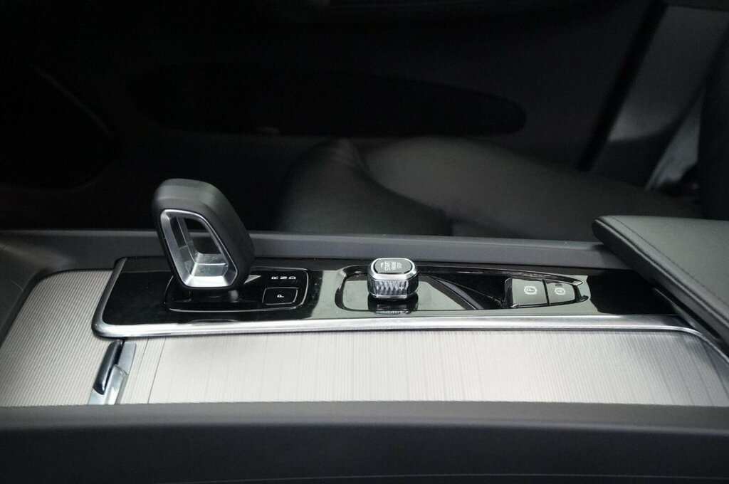 Volvo XC60 Ultimate Black #13