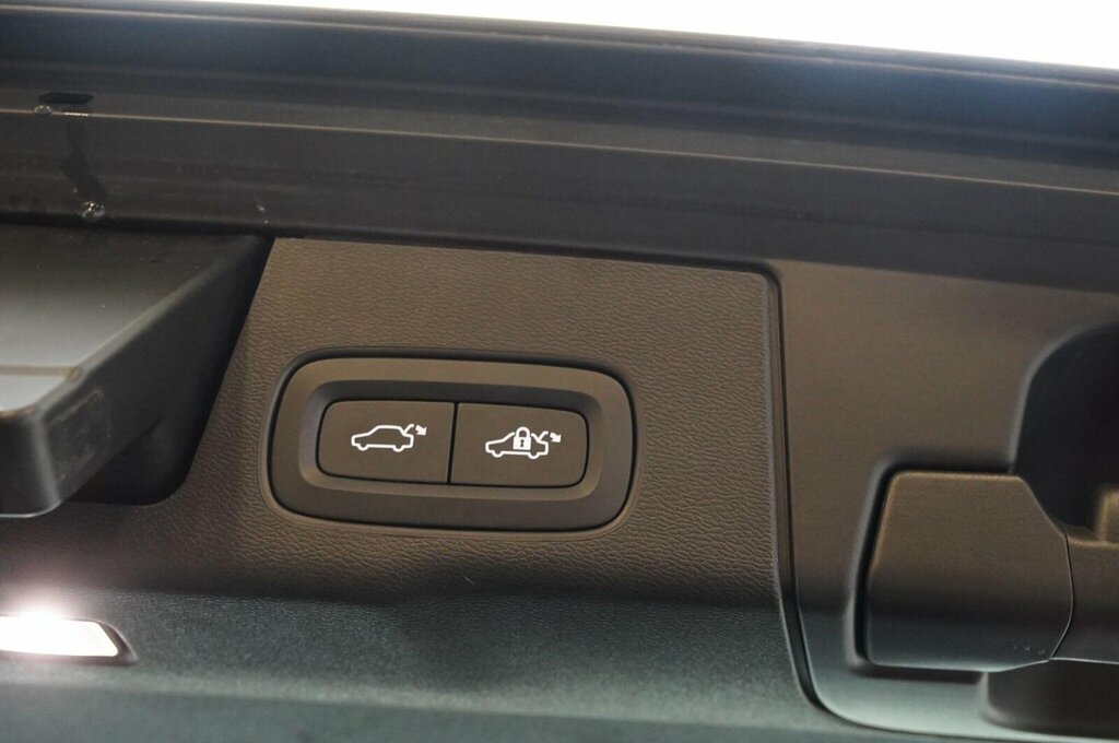 Volvo XC60 Ultimate Black #17