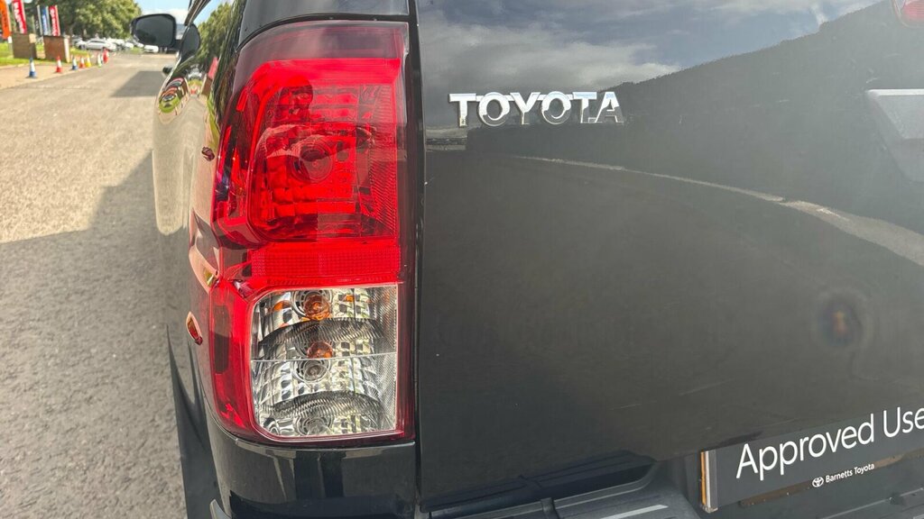 Toyota HILUX D-4d Active White #21