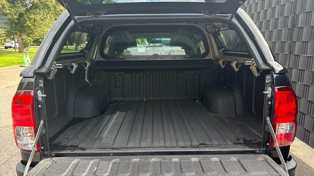 Toyota HILUX D-4d Active White #13