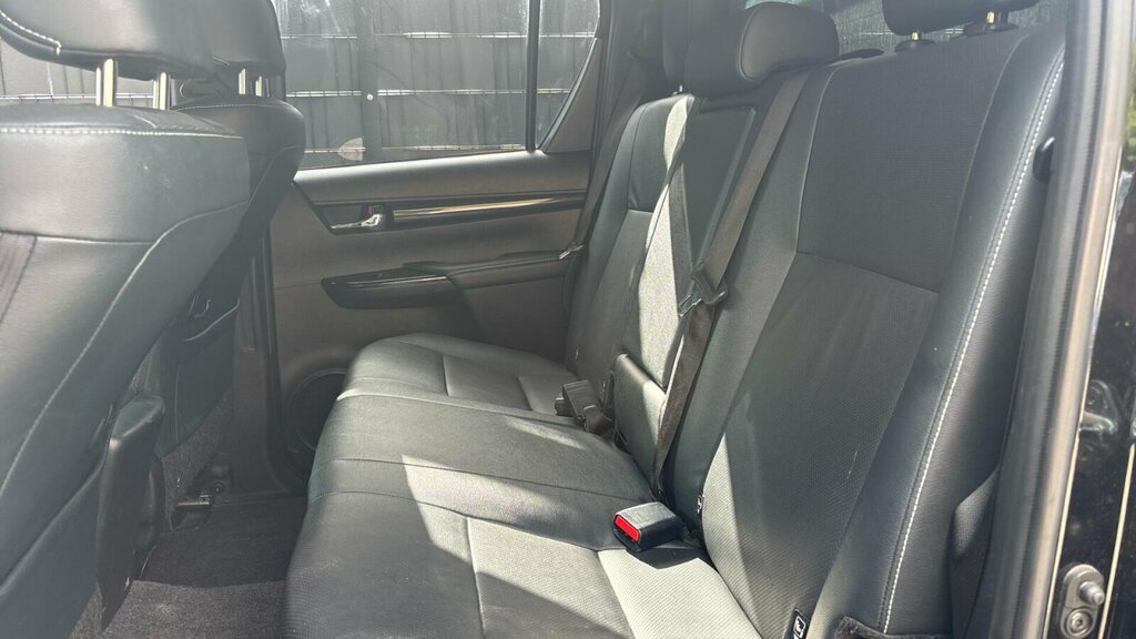 Toyota HILUX D-4d Active White #15