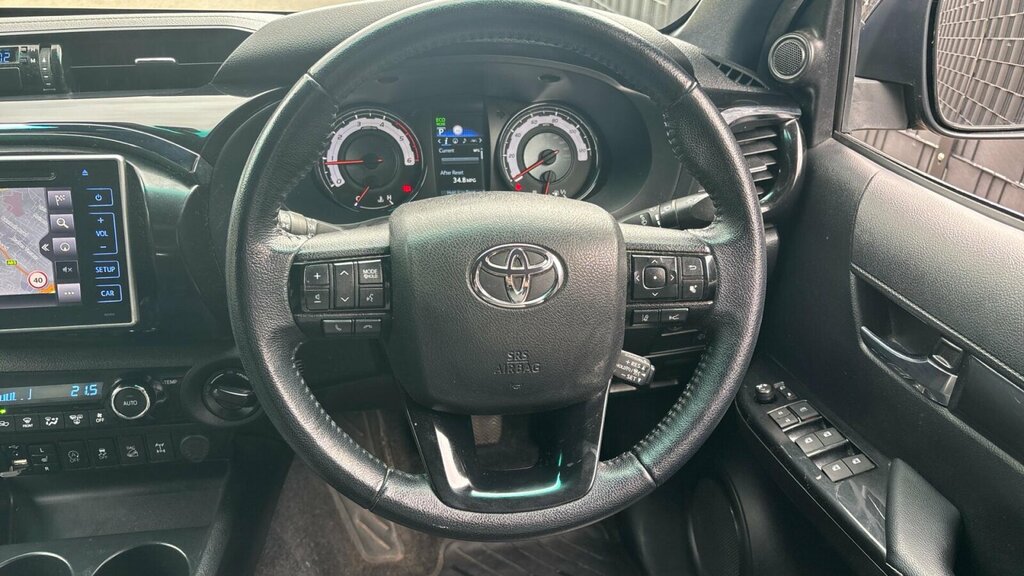Toyota HILUX D-4d Active White #7