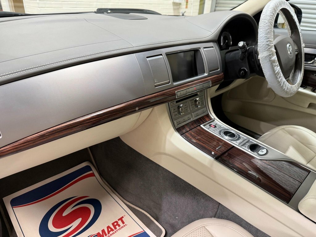 Jaguar XF V6 Premium Luxury Grey #10