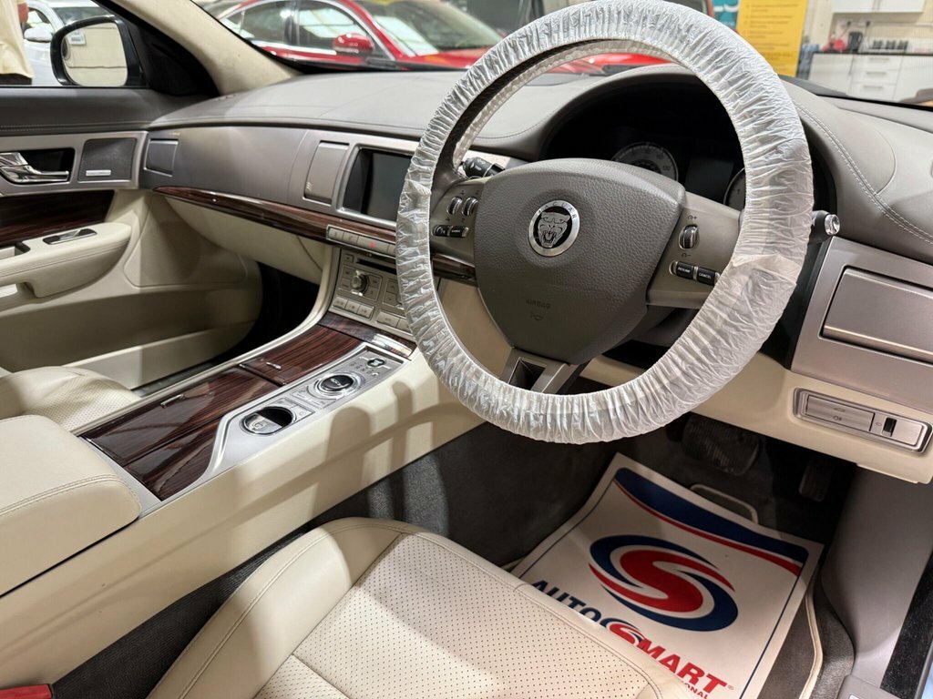 Jaguar XF V6 Premium Luxury Grey #19