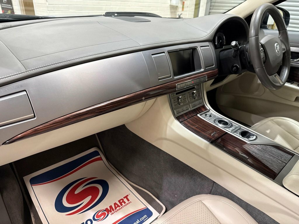 Jaguar XF V6 Premium Luxury Grey #11