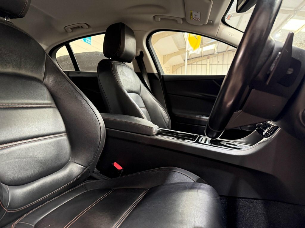 Jaguar XE 2L Prestige Red #6