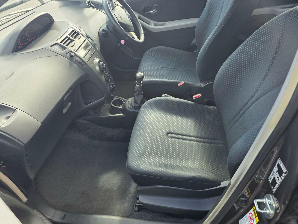 Toyota Yaris Hatchback Silver #14