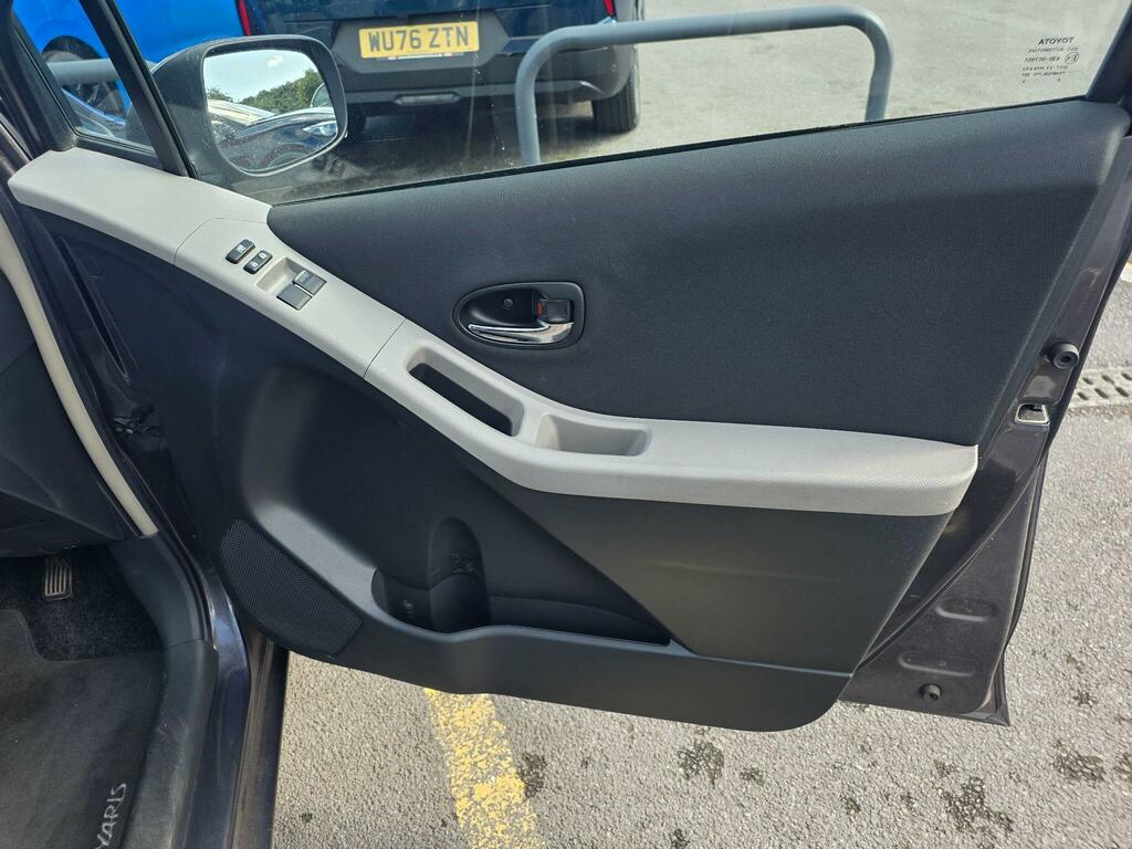 Toyota Yaris Hatchback Silver #7