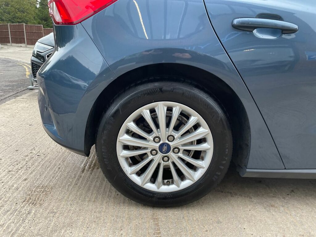 Ford Focus Focus Titanium Tdci Red #9