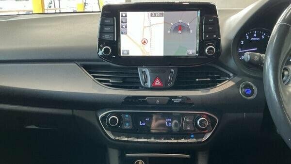 Hyundai I30 1L Se Nav Red #11