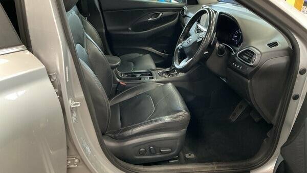 Hyundai I30 1L Se Nav Red #9