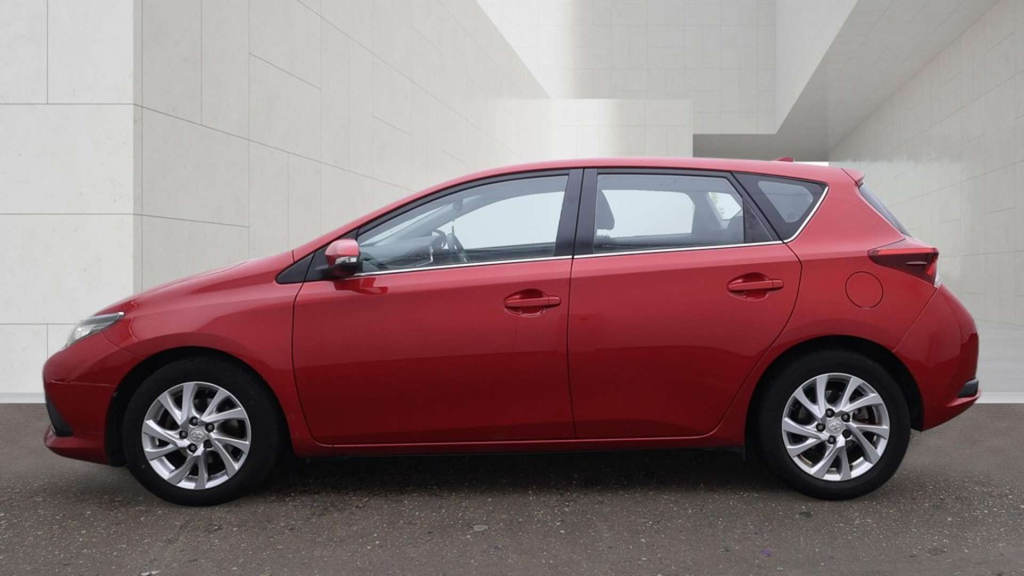 Toyota Auris Hatchback Red #6