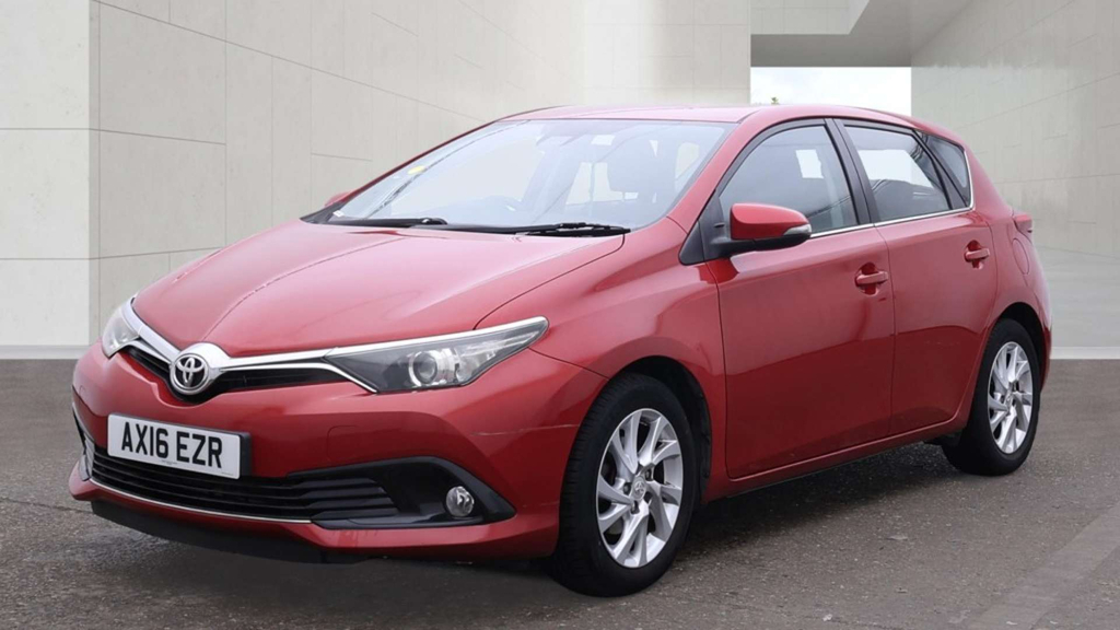 Toyota Auris Hatchback Red #2