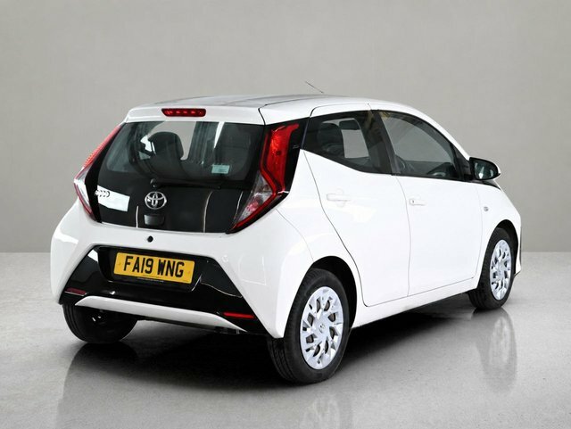 Toyota Aygo 1.0 Vvt-i X-play Hatchback White #6