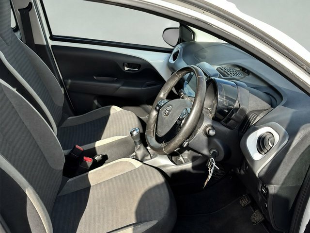 Toyota Aygo 1.0 Vvt-i X-play Hatchback White #2