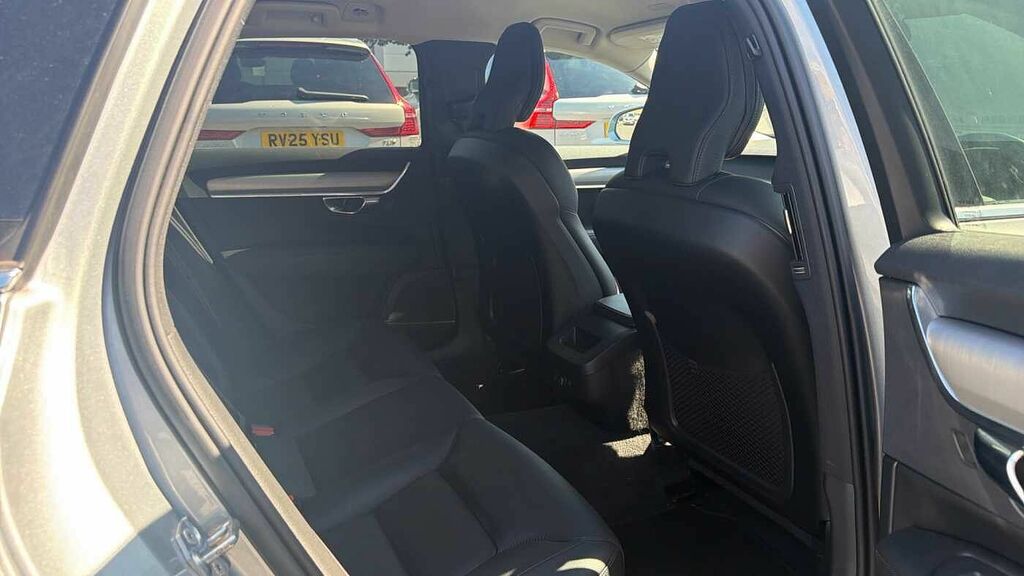 Volvo V90 T4 Momentum Silver #6