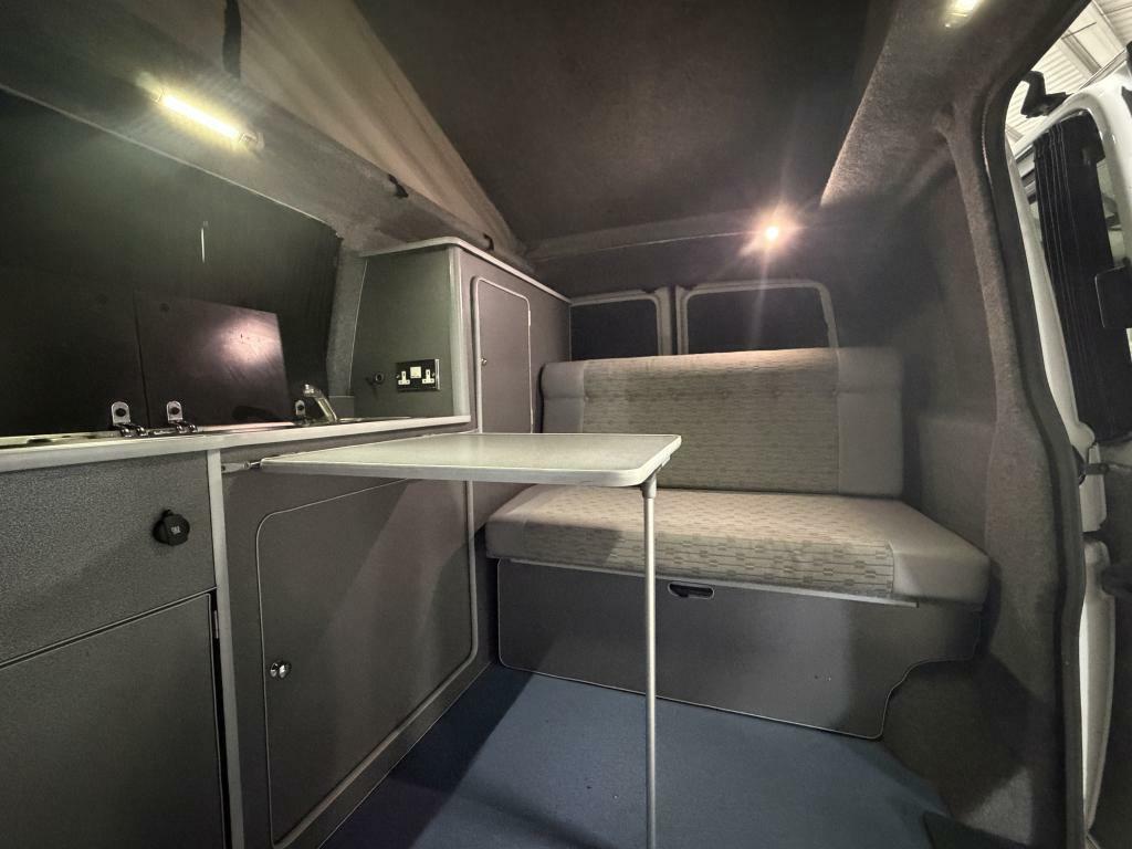 Volkswagen Transporter Panel Van White #25