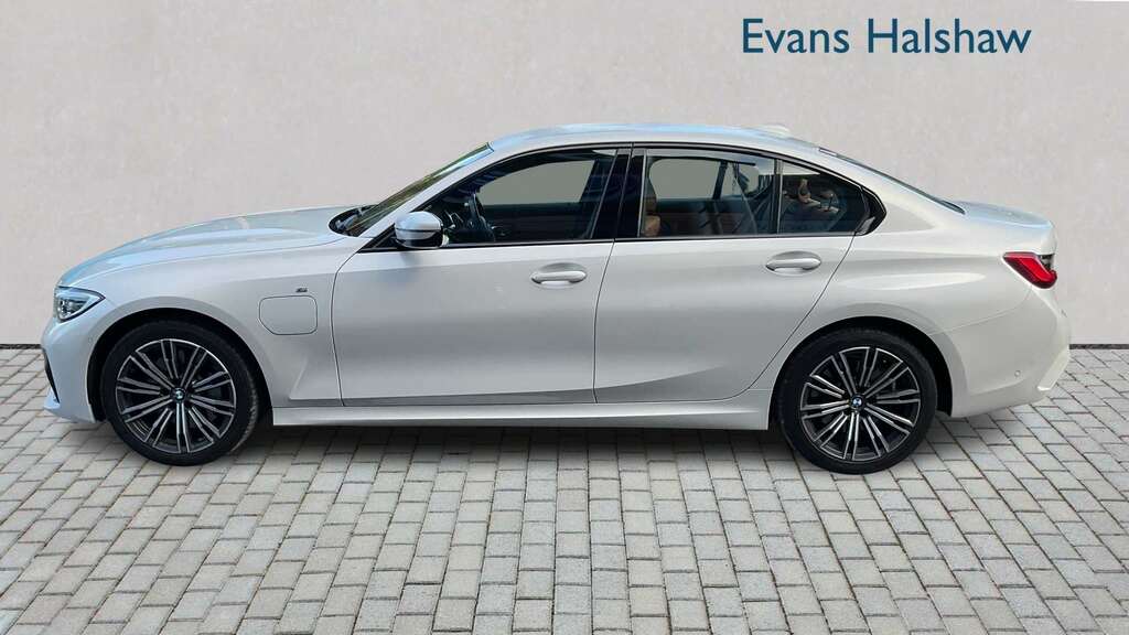 BMW 3 Series 330E M Sport 2019 LB69GCV White #3