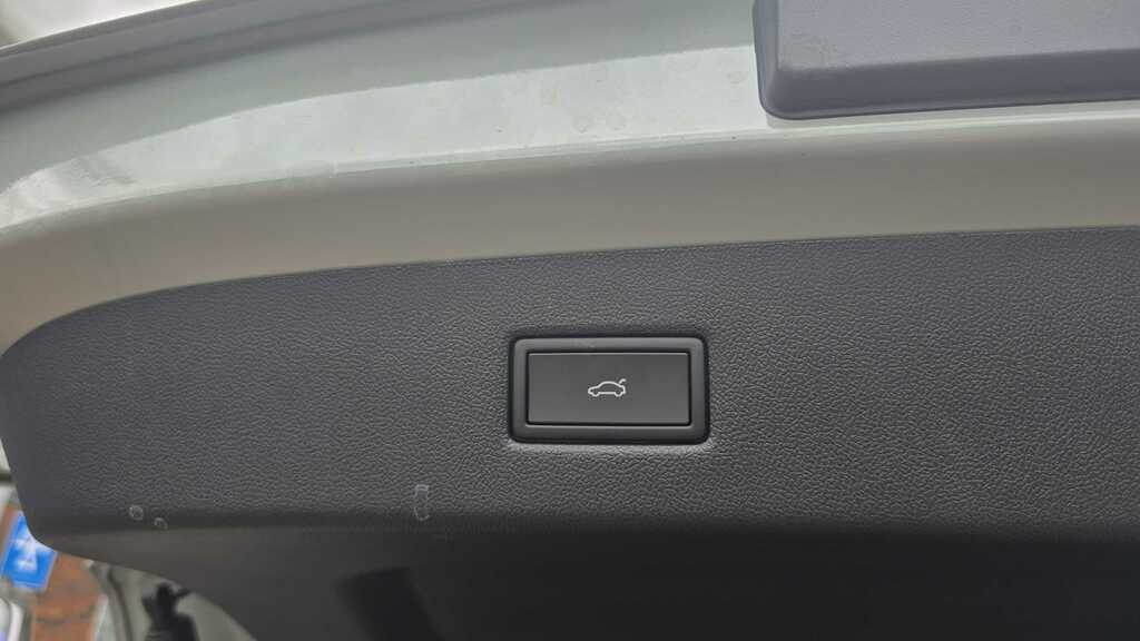 Ford Explorer Extended Range 77Kwh Premium Suv White #9