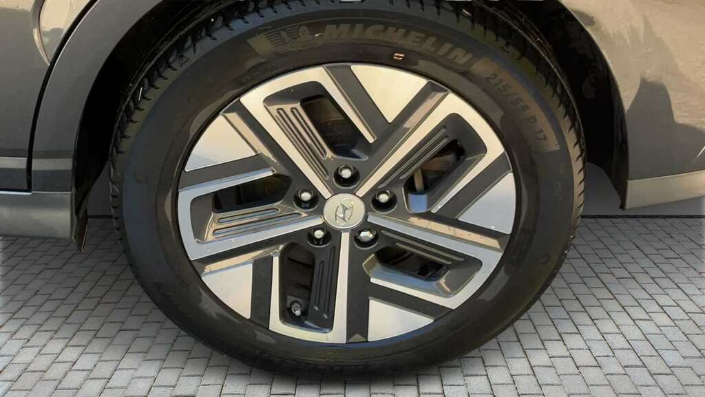 Hyundai Kona Hatchback White #6