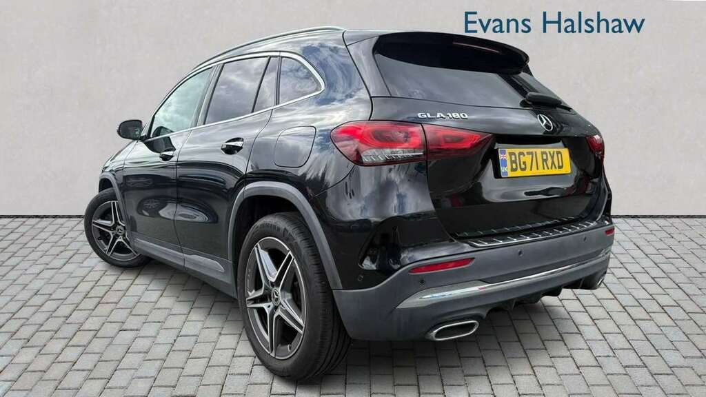 Mercedes-Benz GLA Class 180 Amg Line Premium 2022 Black #2