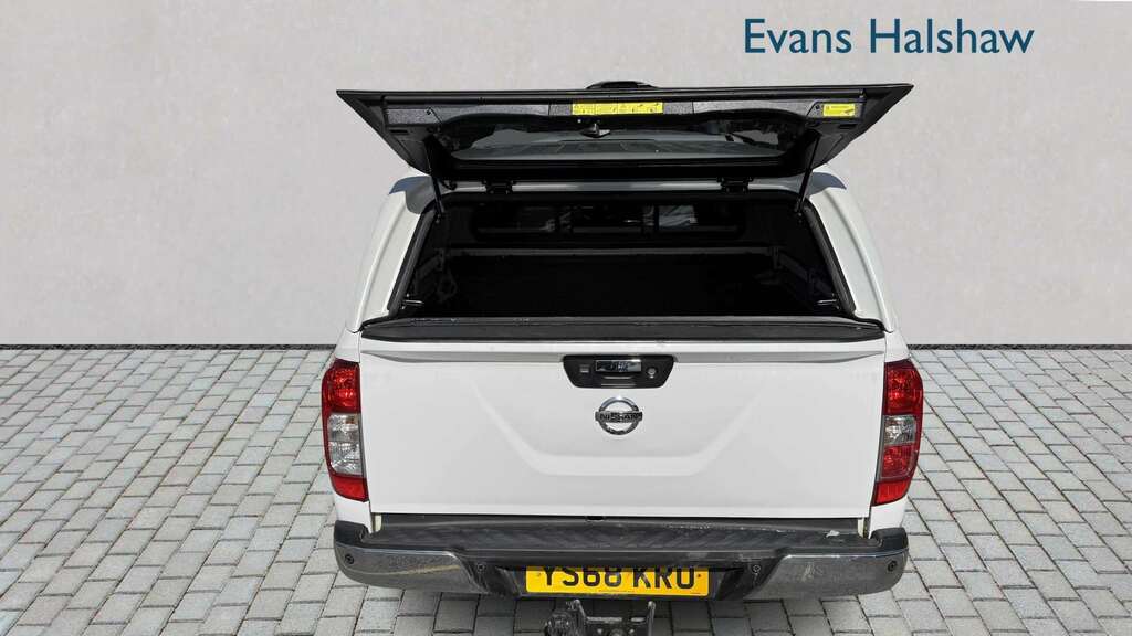 Nissan Navara Double Cab Pick Up Tekna 2.3Dci 190 4Wd 2018 White #4